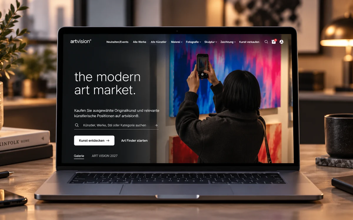 Der artvision-Marktplatz auf einem Notebook: Startseite mit Kategorien, Suche und großflächigem Kunstmotiv