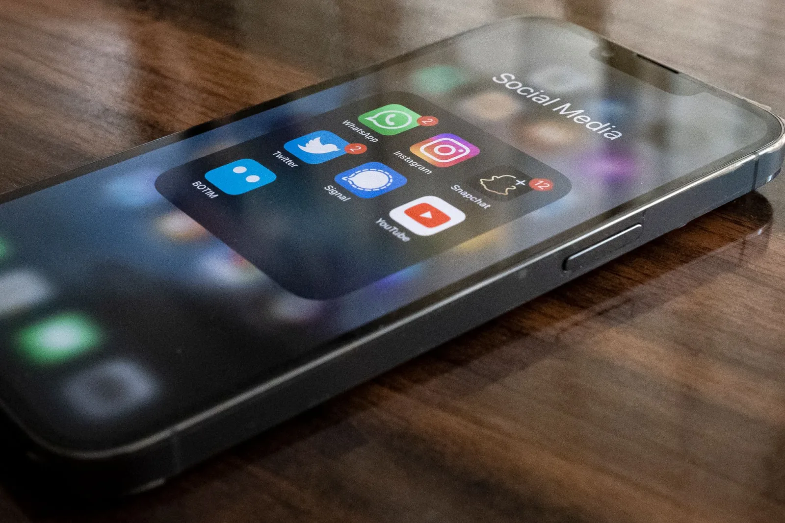 Smartphone neben einem tragbaren Bluetooth-Lautsprecher auf einem Tisch