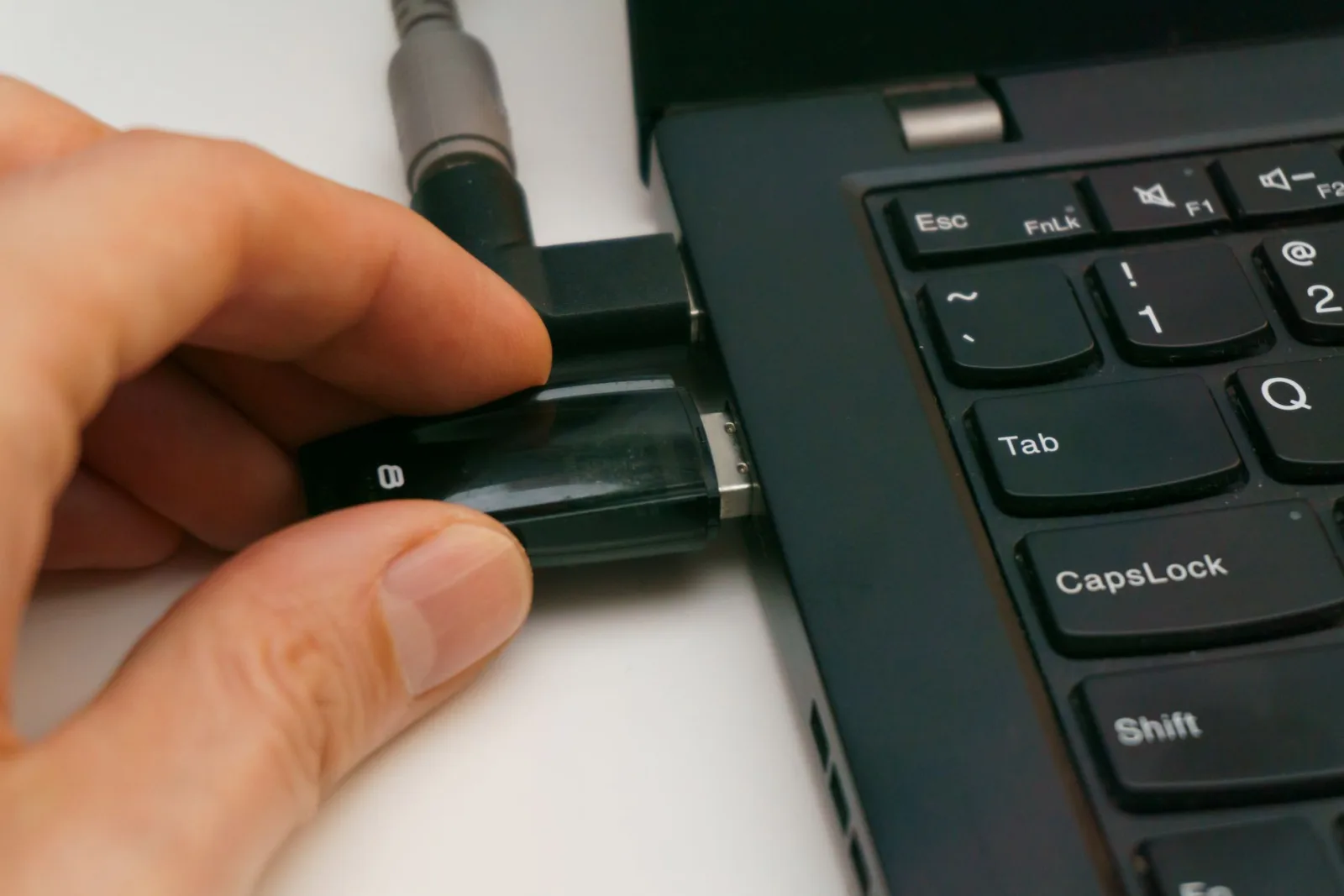 Finger auf der Tabulatortaste einer Computertastatur