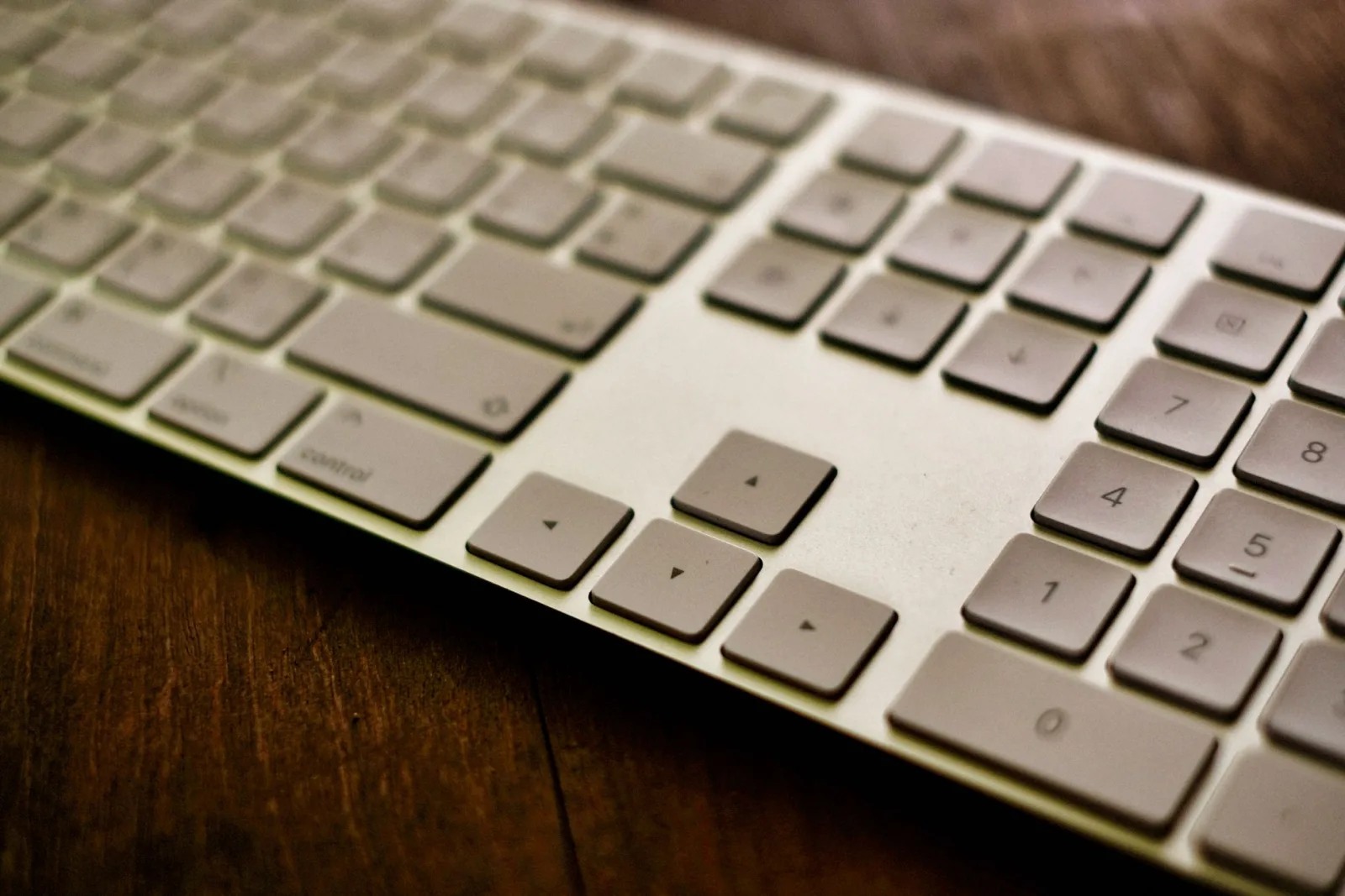 Schlüssel neben einer Tastatur auf einem Büroschreibtisch