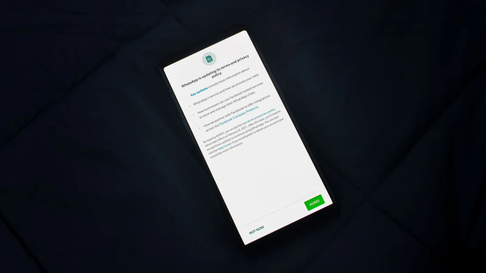 Smartphone mit Fortschrittsanzeige einer Softwareaktualisierung auf dem Display